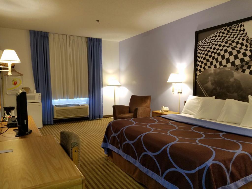 Super 8 By Wyndham Huntington Ξενοδοχείο Εξωτερικό φωτογραφία