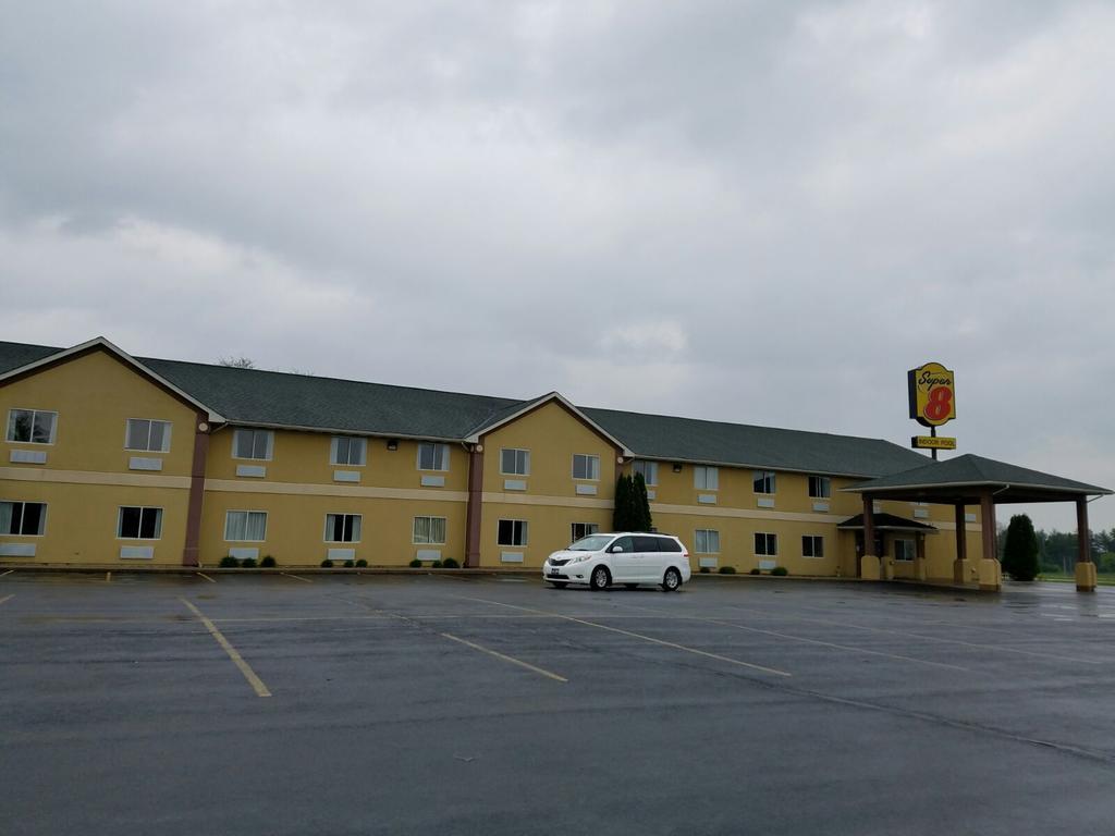 Super 8 By Wyndham Huntington Ξενοδοχείο Εξωτερικό φωτογραφία